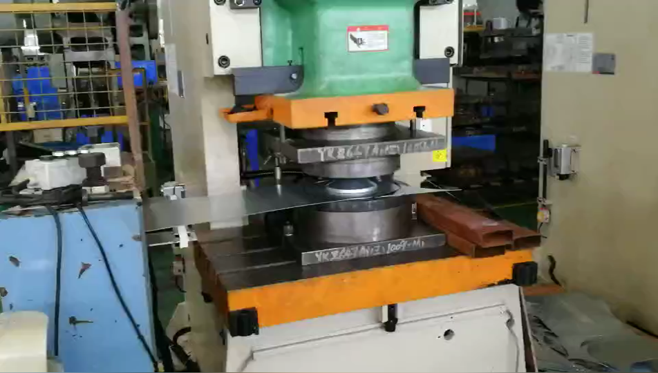 過濾器沖壓無人車間，機(jī)器人代替人工